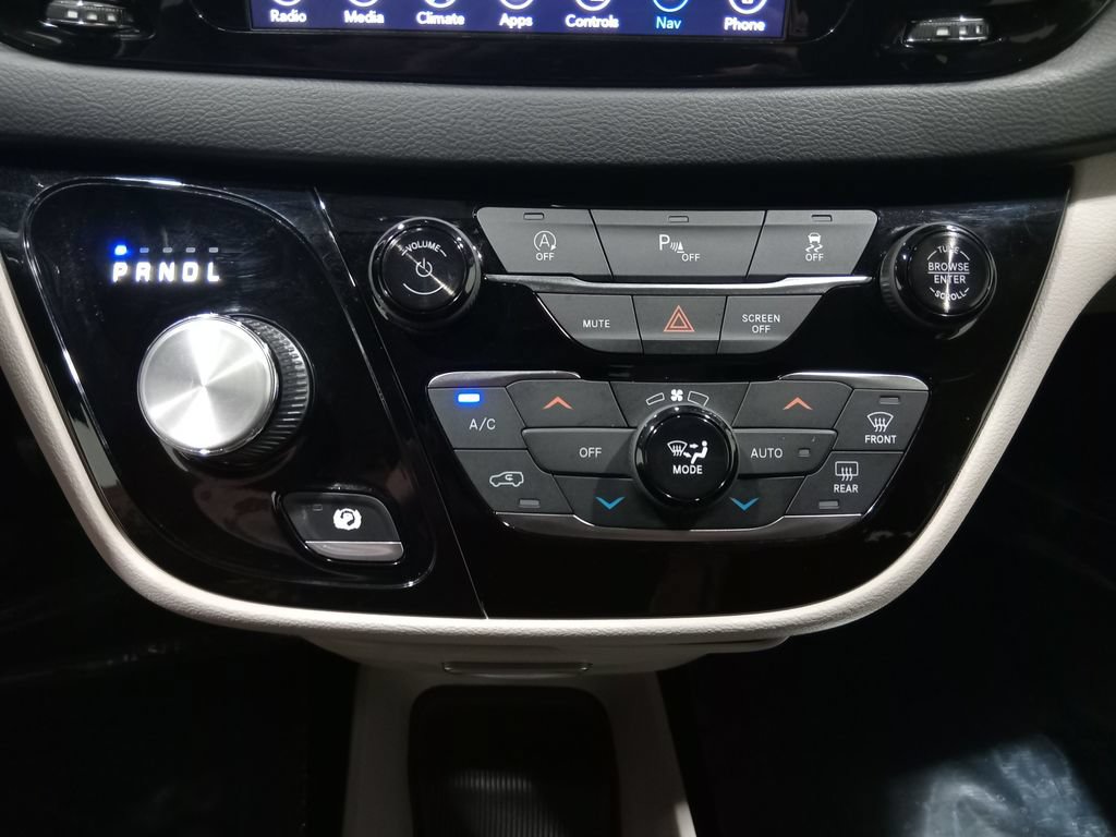 Used 2019 Chrysler Pacifica Touring Plus w/ Tire & Wheel Group FWD image 24