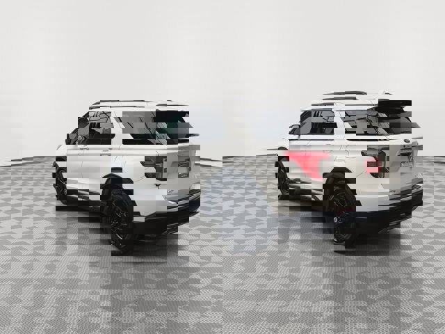 Certified 2022 Ford Explorer XLT w/ Equipment Group 202A image 3