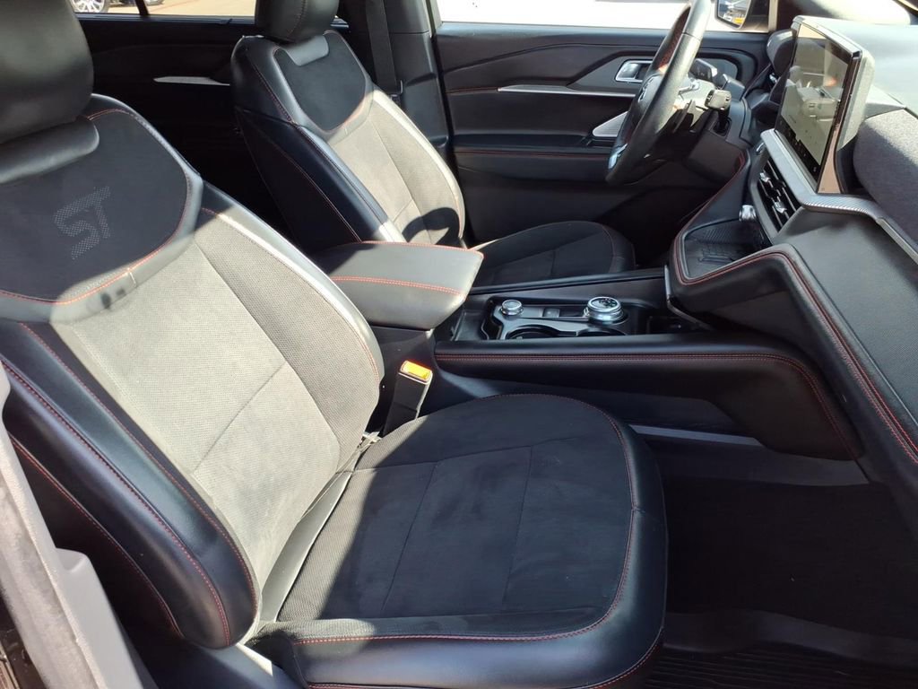 Certified 2025 Ford Explorer ST RWD image 3