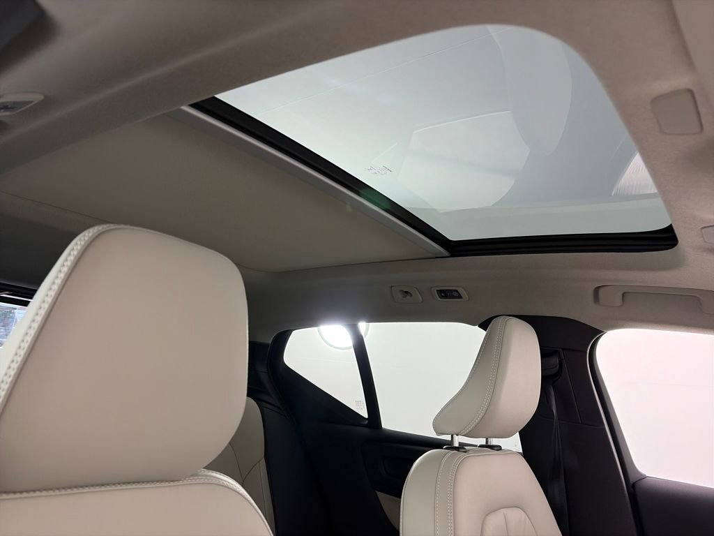 Used 2022 Volvo XC40 T5 Inscription image 31
