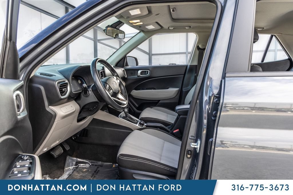 Used 2025 Hyundai Venue SEL FWD image 4