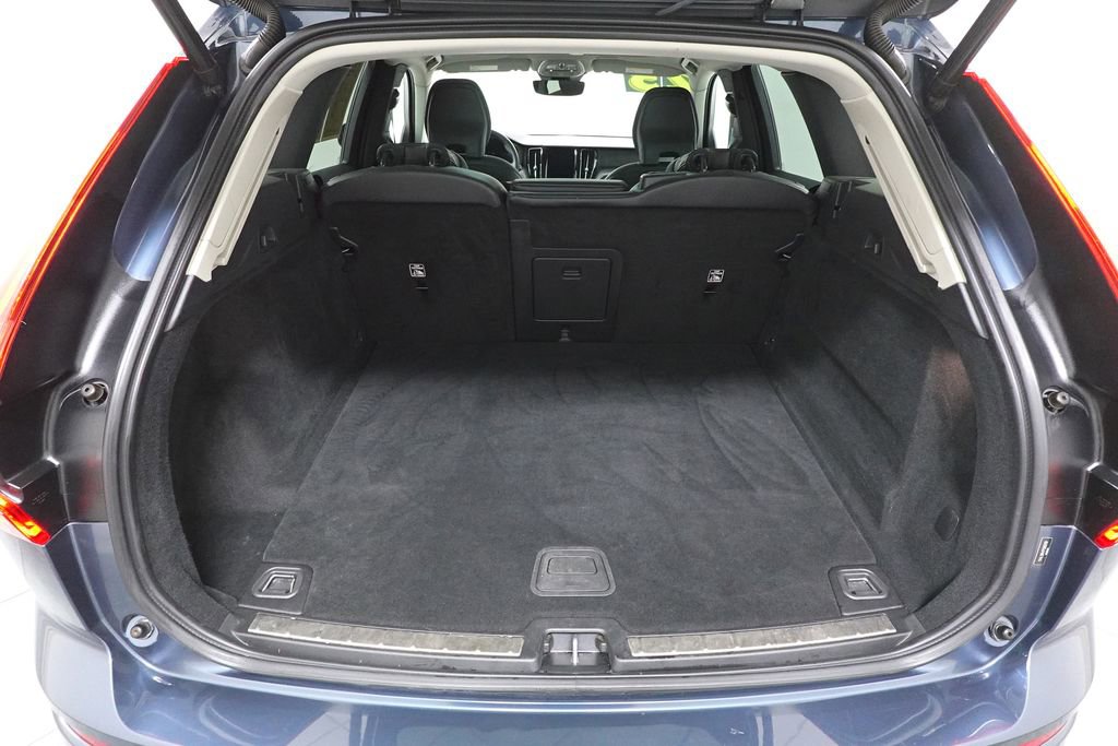 Used 2023 Volvo XC60 B5 Core image 27