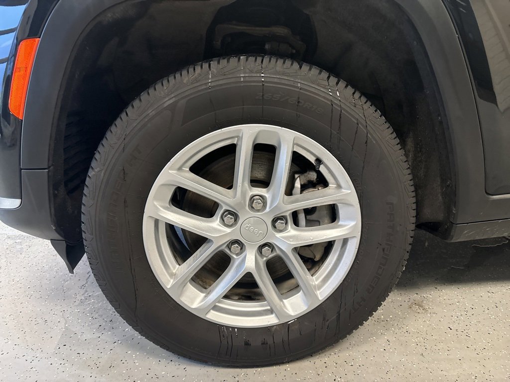 Used 2023 Jeep Grand Cherokee L Laredo image 45