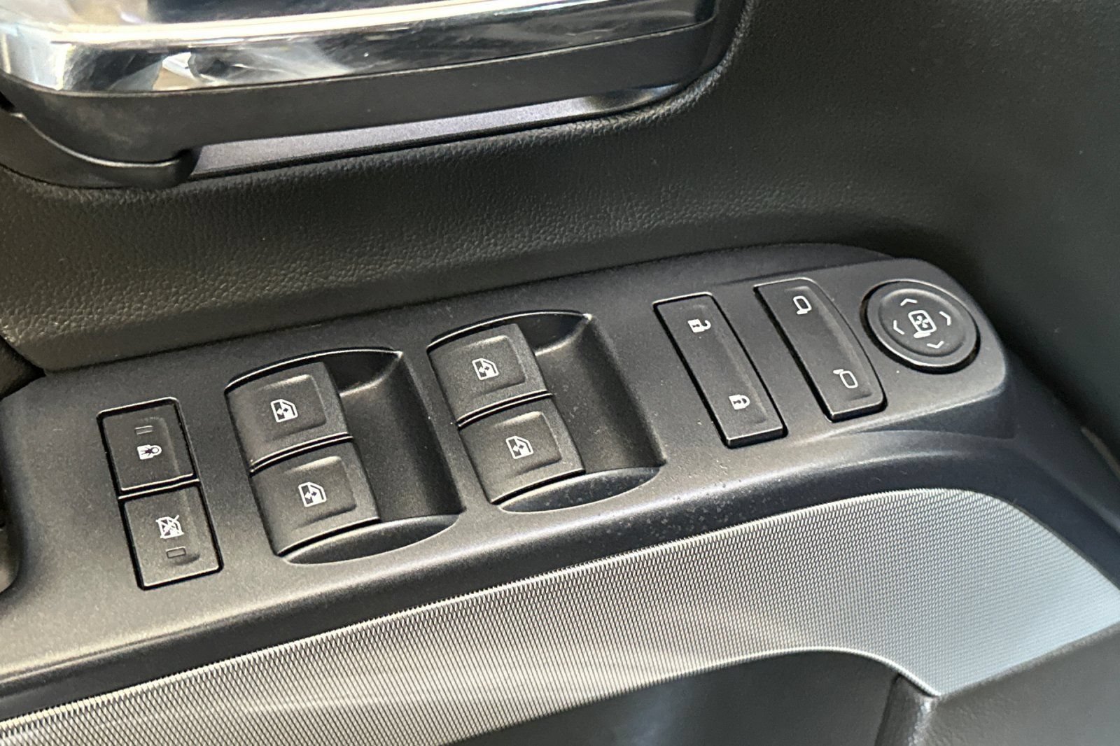 Used 2018 Chevrolet Silverado 1500 LT w/ All Star Edition AWD/4WD image 11
