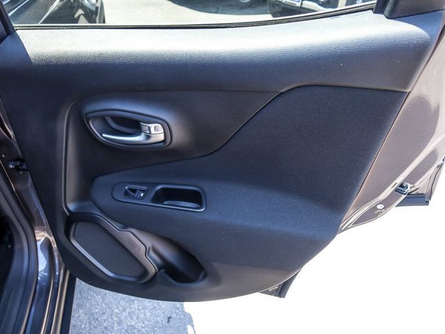 Used 2020 Jeep Renegade Latitude w/ Cold Weather Group AWD/4WD image 28