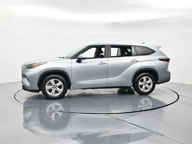 Used 2025 Toyota Highlander LE FWD image 6
