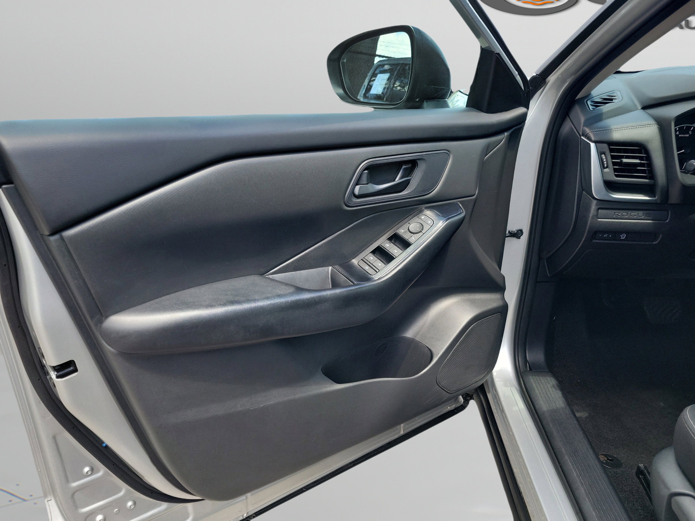 Used 2024 Nissan Rogue S AWD/4WD image 14