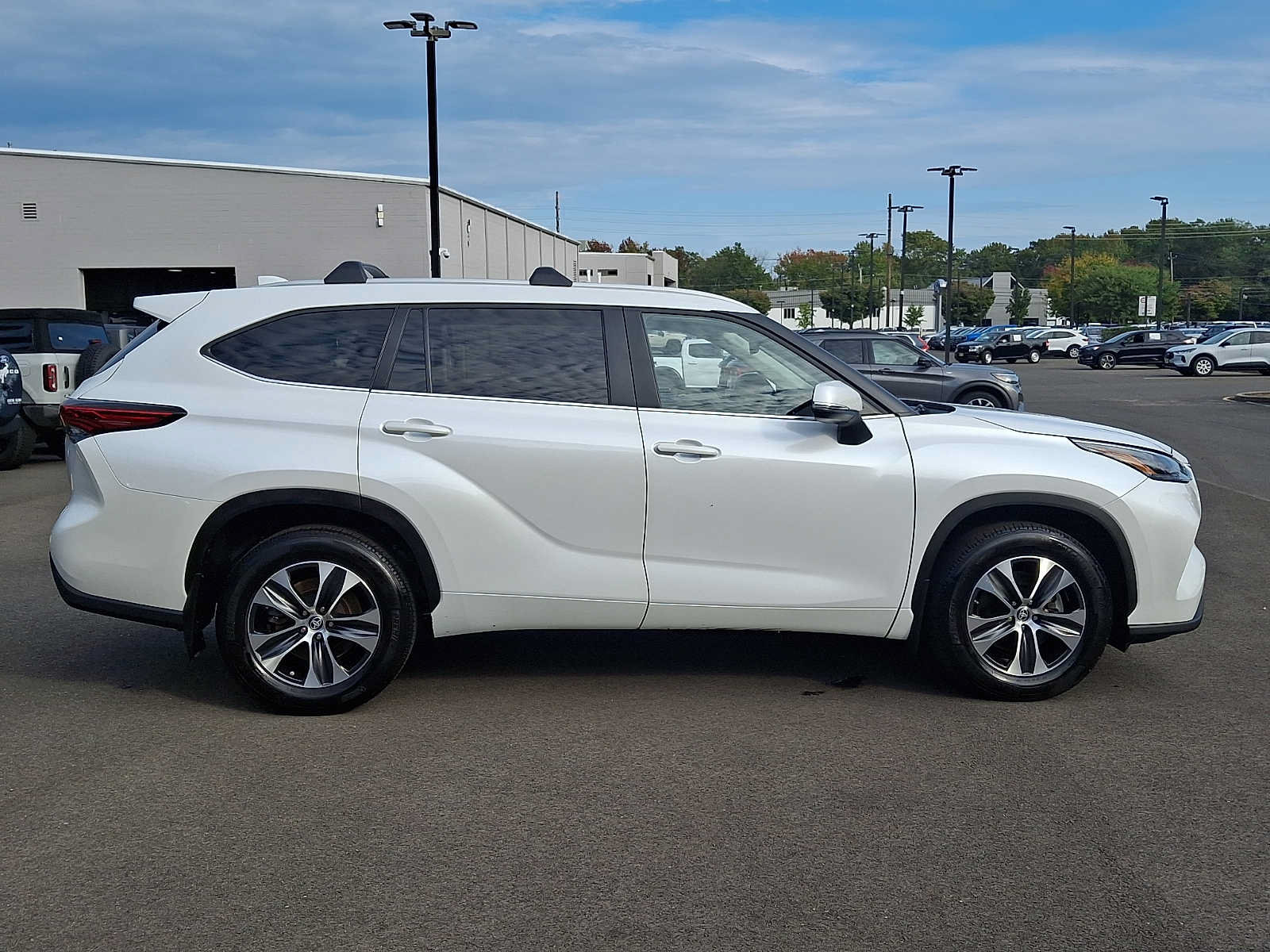 Used 2023 Toyota Highlander XLE AWD/4WD image 7