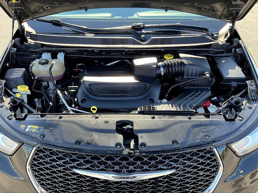Used 2023 Chrysler Pacifica Touring-L FWD image 39