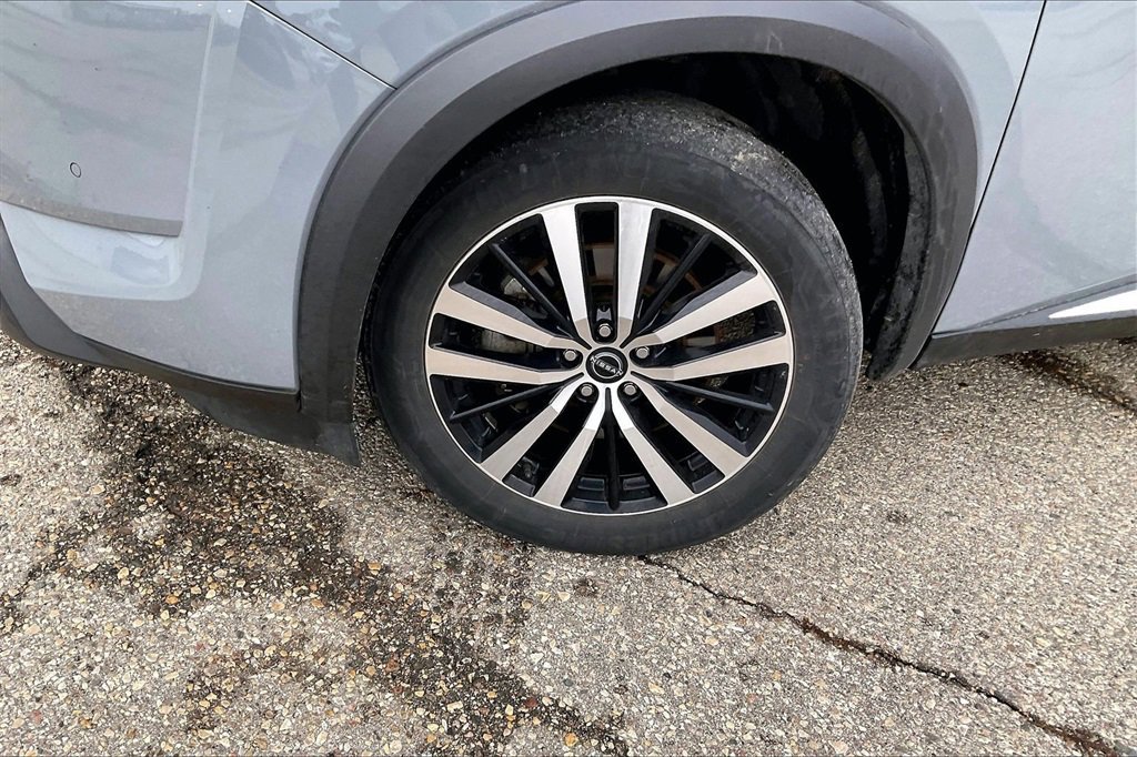 Used 2023 Nissan Pathfinder Platinum image 4