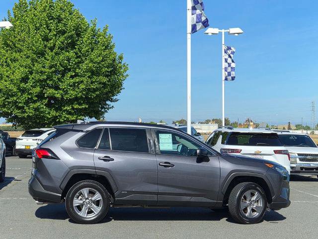 Used 2022 Toyota RAV4 LE AWD/4WD image 6