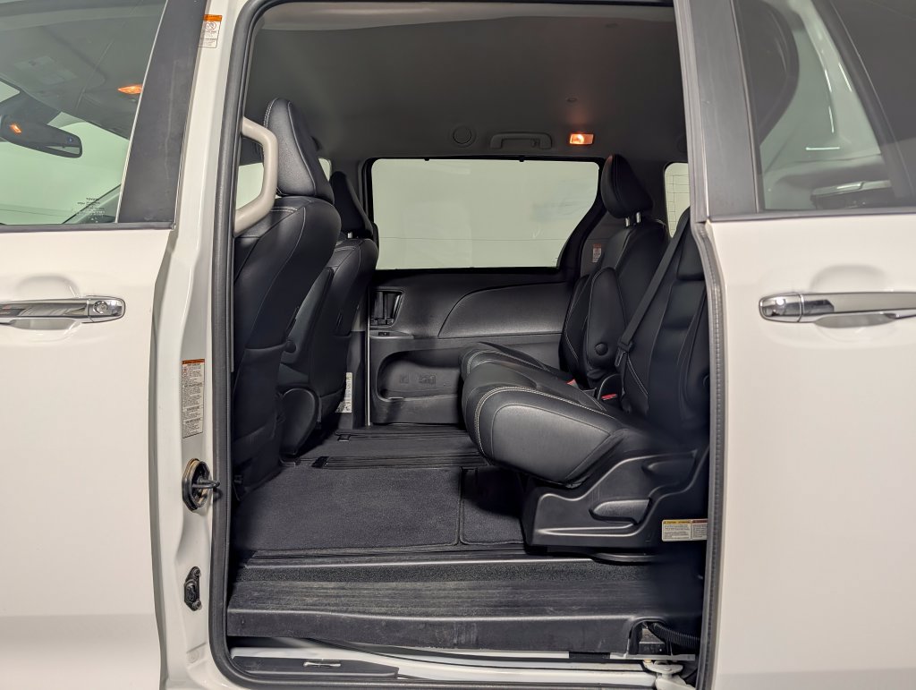 Used 2019 Toyota Sienna SE FWD image 13