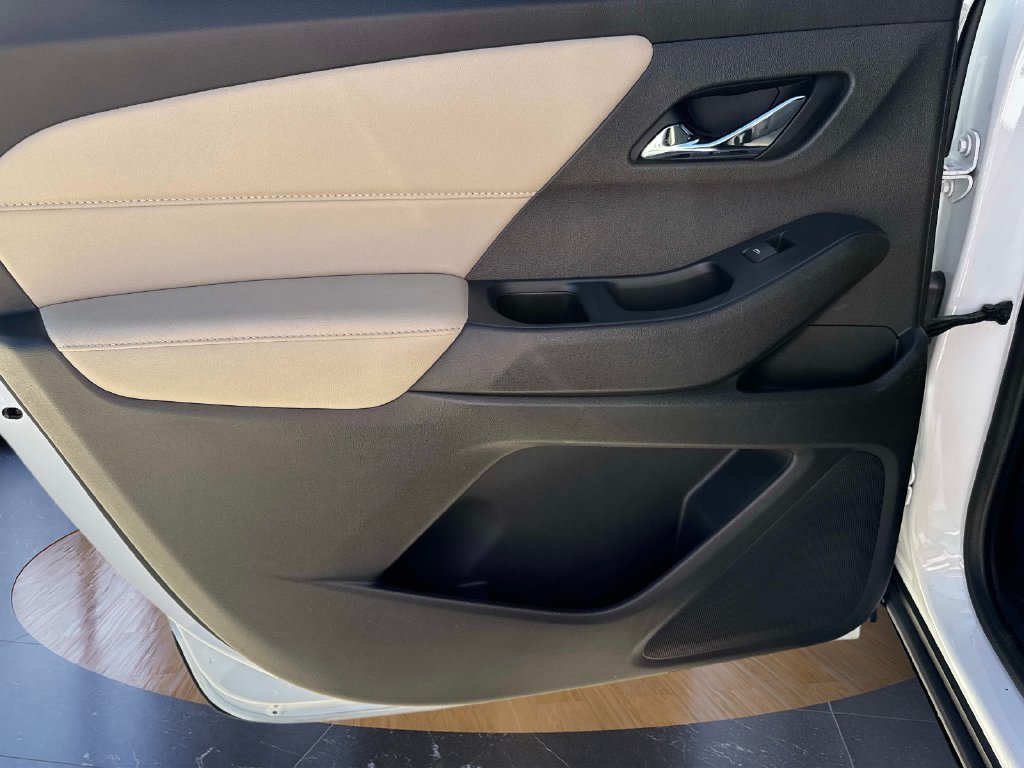 Used 2022 Chevrolet Traverse LS FWD image 18