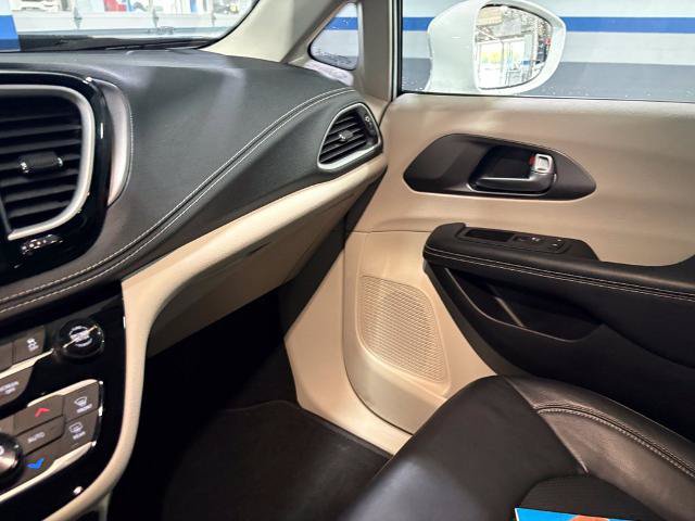 Used 2022 Chrysler Pacifica Touring-L FWD image 19