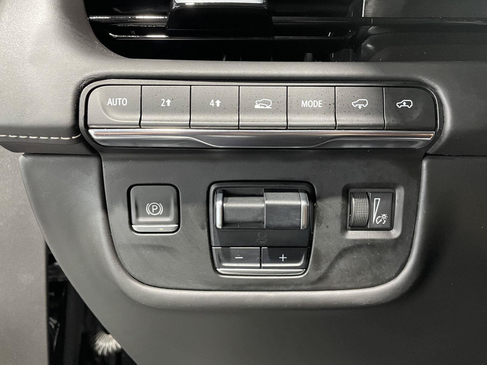Used 2022 Cadillac Escalade Sport Platinum w/ LPO, ONYX Package AWD/4WD image 16