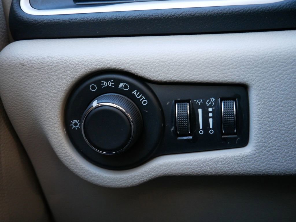 Used 2024 Chrysler Voyager LX FWD image 18