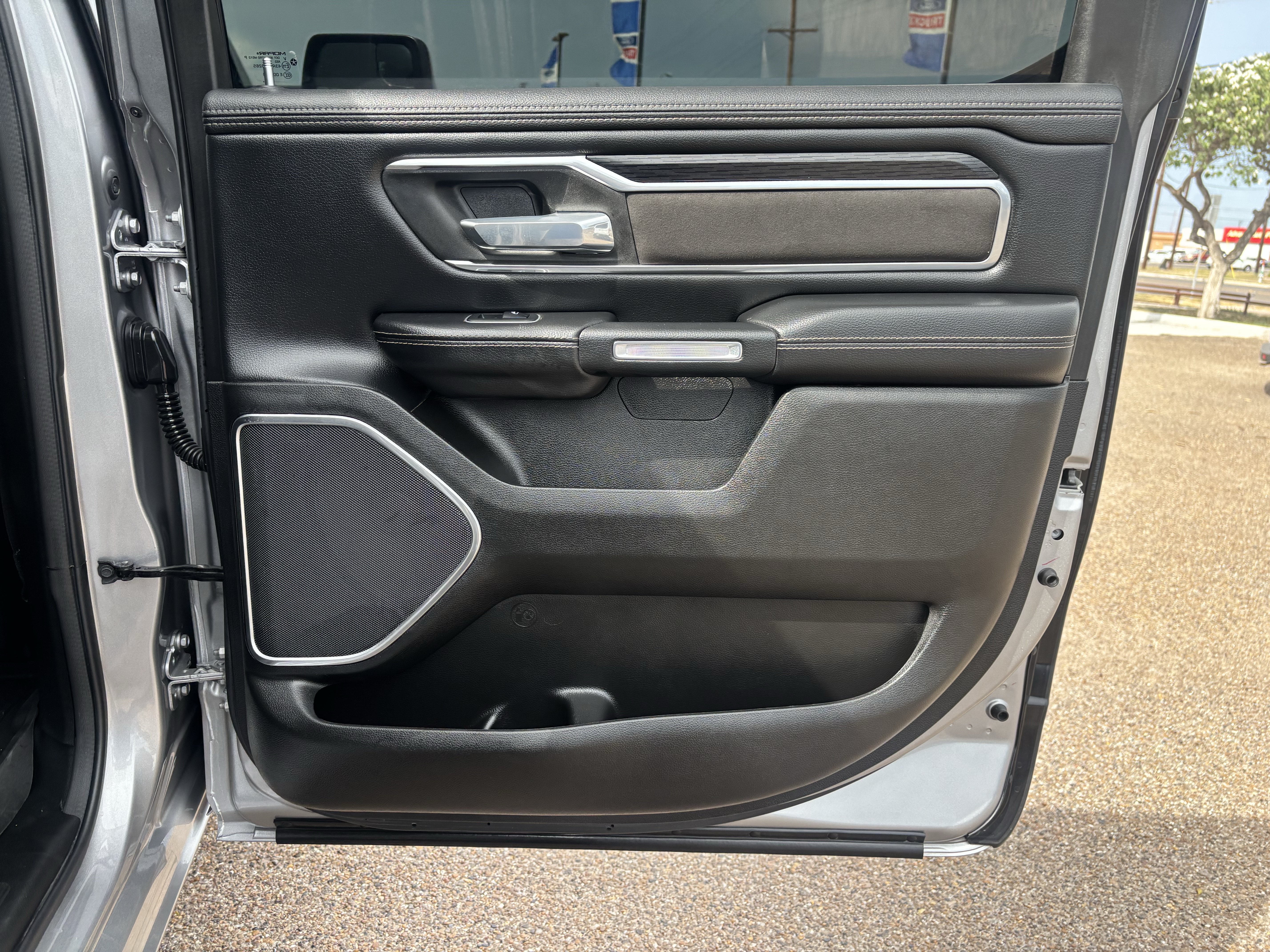 Used 2023 RAM 1500 Laramie AWD/4WD image 18