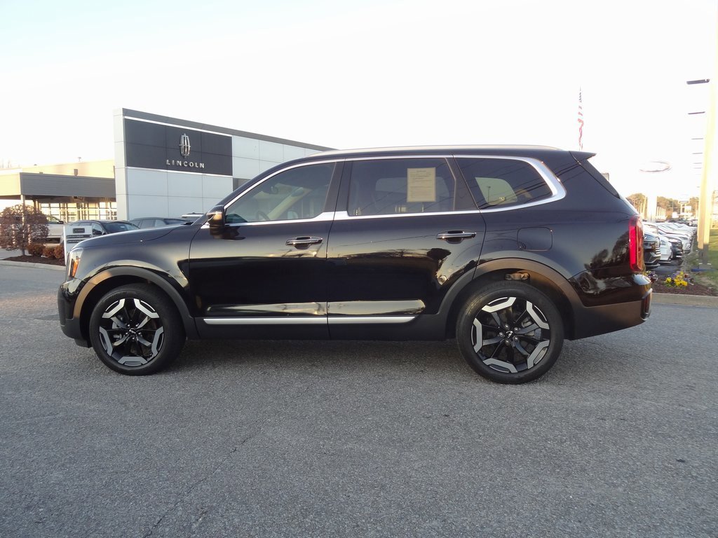 Used 2023 Kia Telluride S image 2