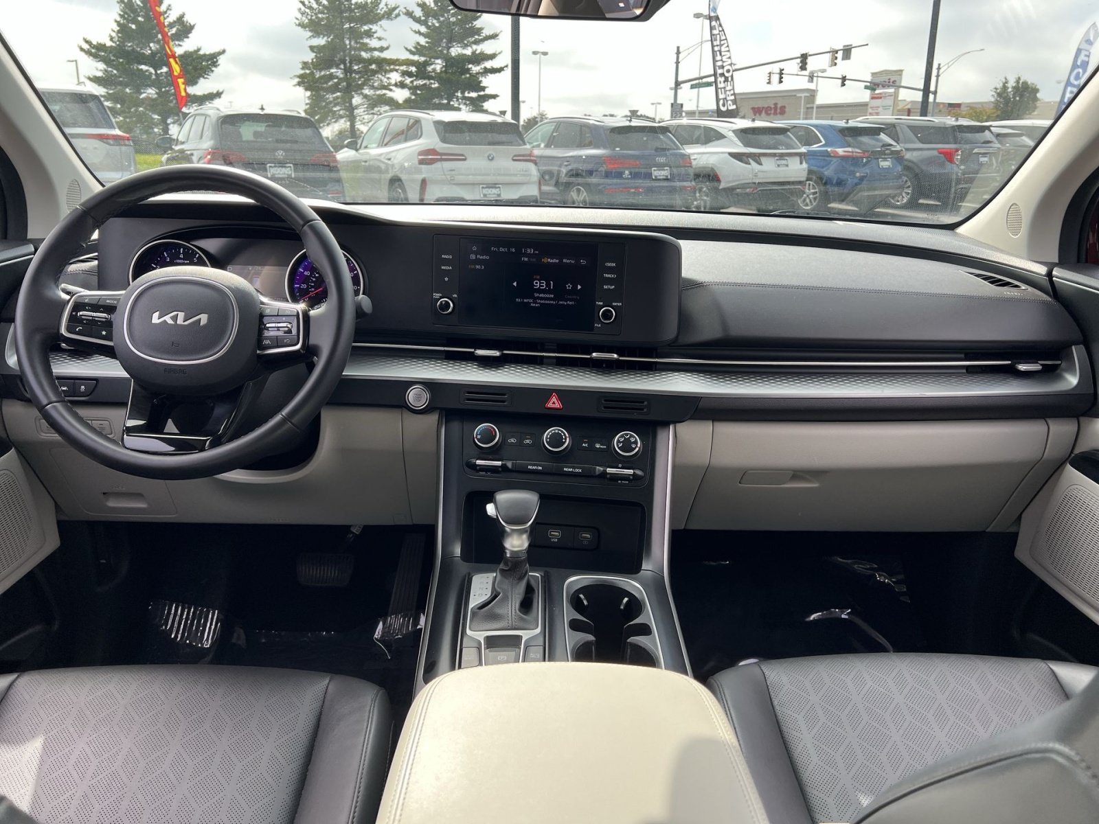 Used 2024 Kia Carnival LX FWD image 22