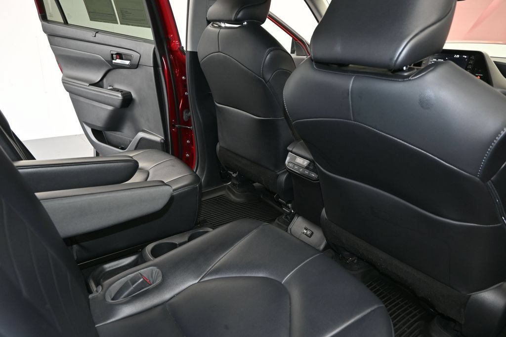 Used 2021 Toyota Highlander XLE FWD image 12