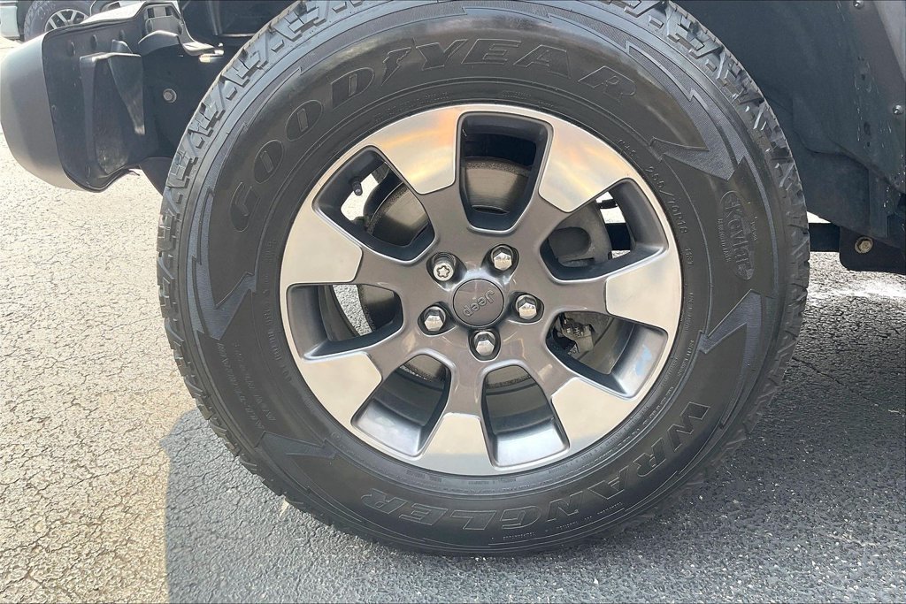 Used 2018 Jeep Wrangler Unlimited Sahara AWD/4WD image 7