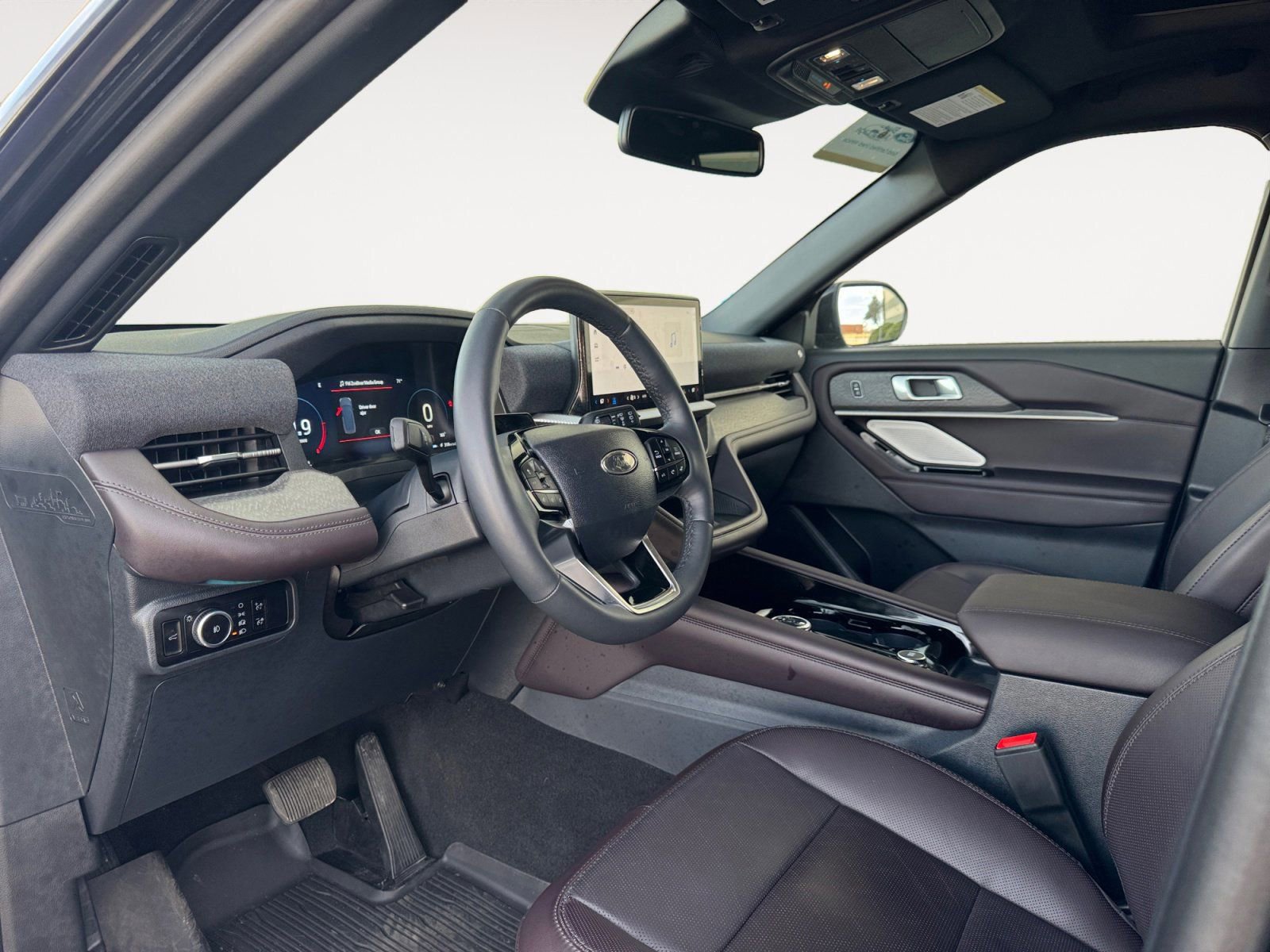 Certified 2025 Ford Explorer Platinum image 9