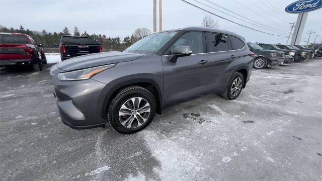Used 2021 Toyota Highlander XLE image 2