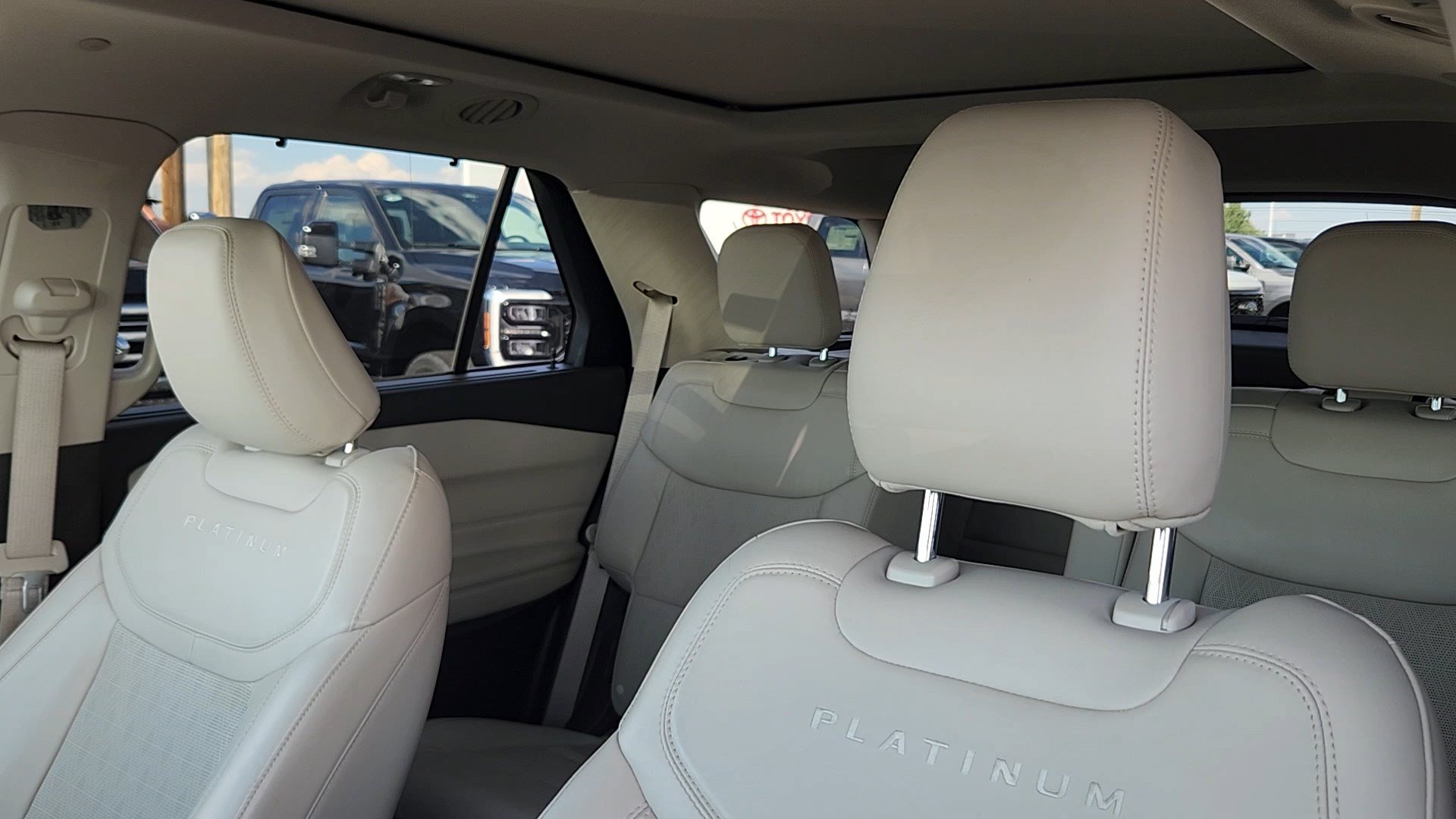 Certified 2022 Ford Explorer Platinum w/ Premium Technology Package AWD/4WD image 9