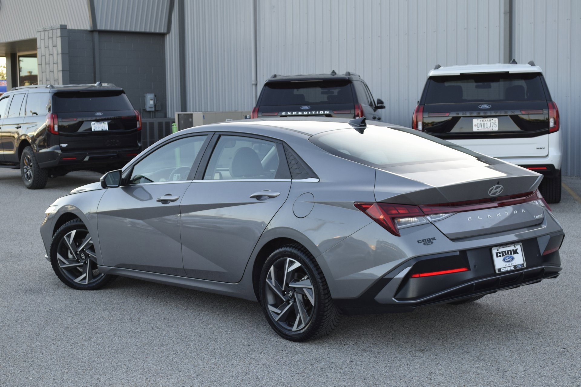 Used 2024 Hyundai Elantra Limited image 9