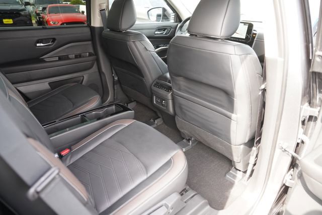 Used 2024 Nissan Pathfinder Platinum FWD image 15