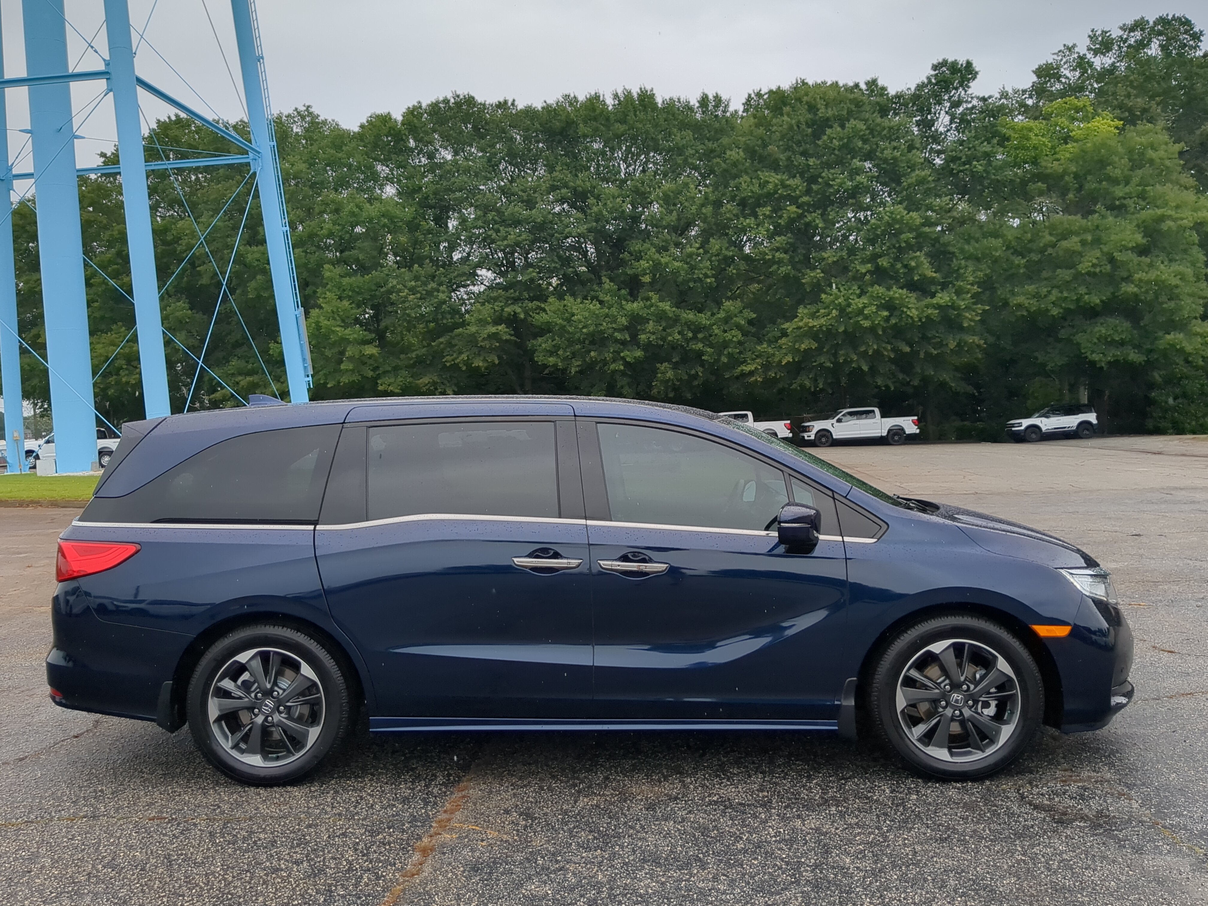 Used 2023 Honda Odyssey Elite image 2