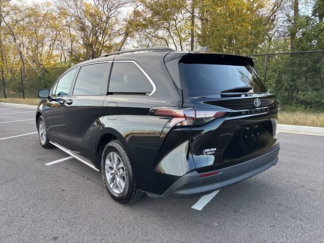 Used 2023 Toyota Sienna XLE image 3