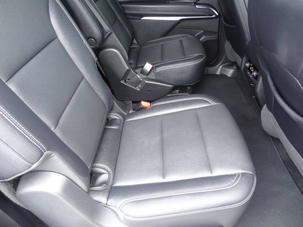 Used 2025 Chevrolet Traverse LT w/ Midnight/Sport Edition AWD/4WD image 13