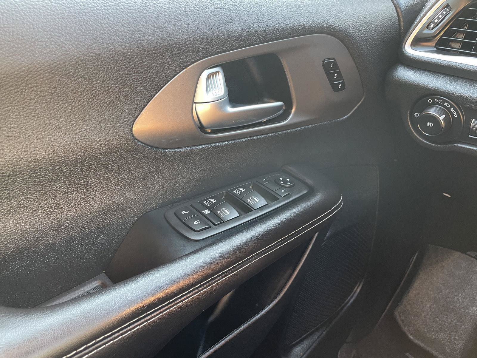 Used 2026 Chrysler Pacifica Select FWD image 30