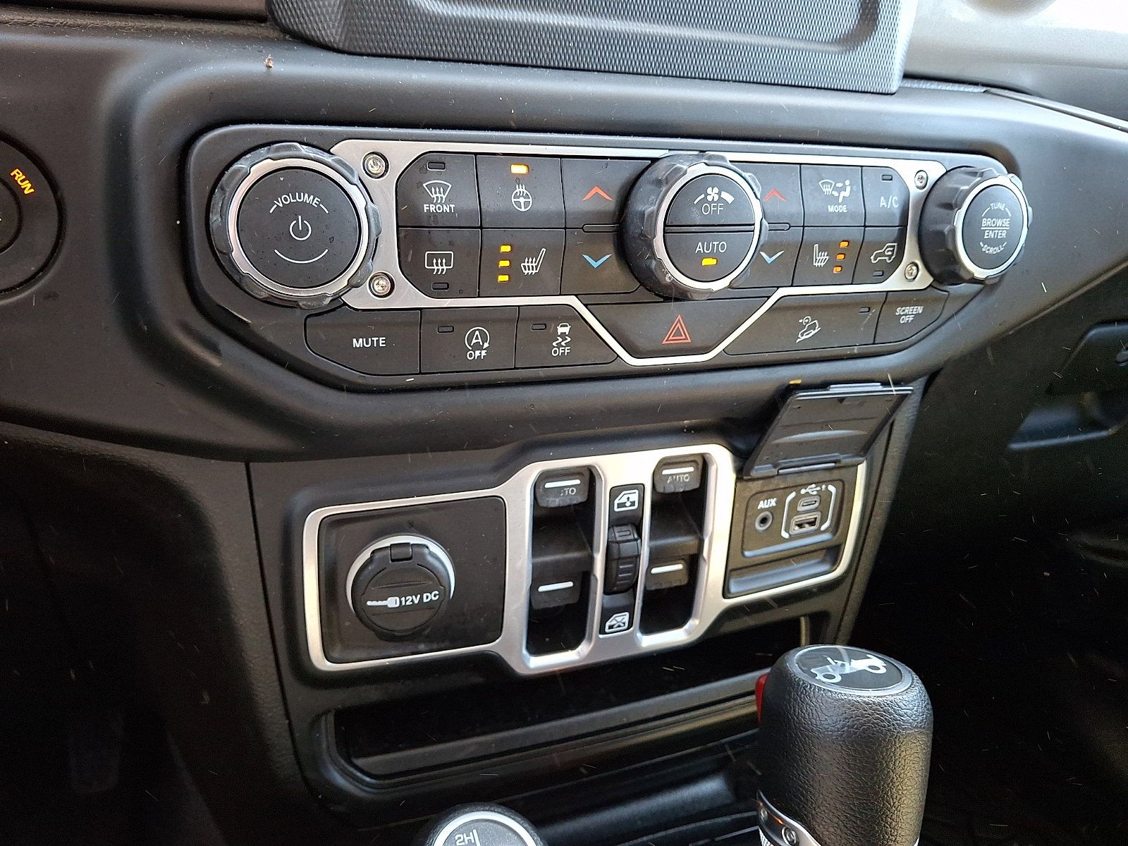 Used 2018 Jeep Wrangler Unlimited Sahara w/ Cold Weather Group AWD/4WD image 18