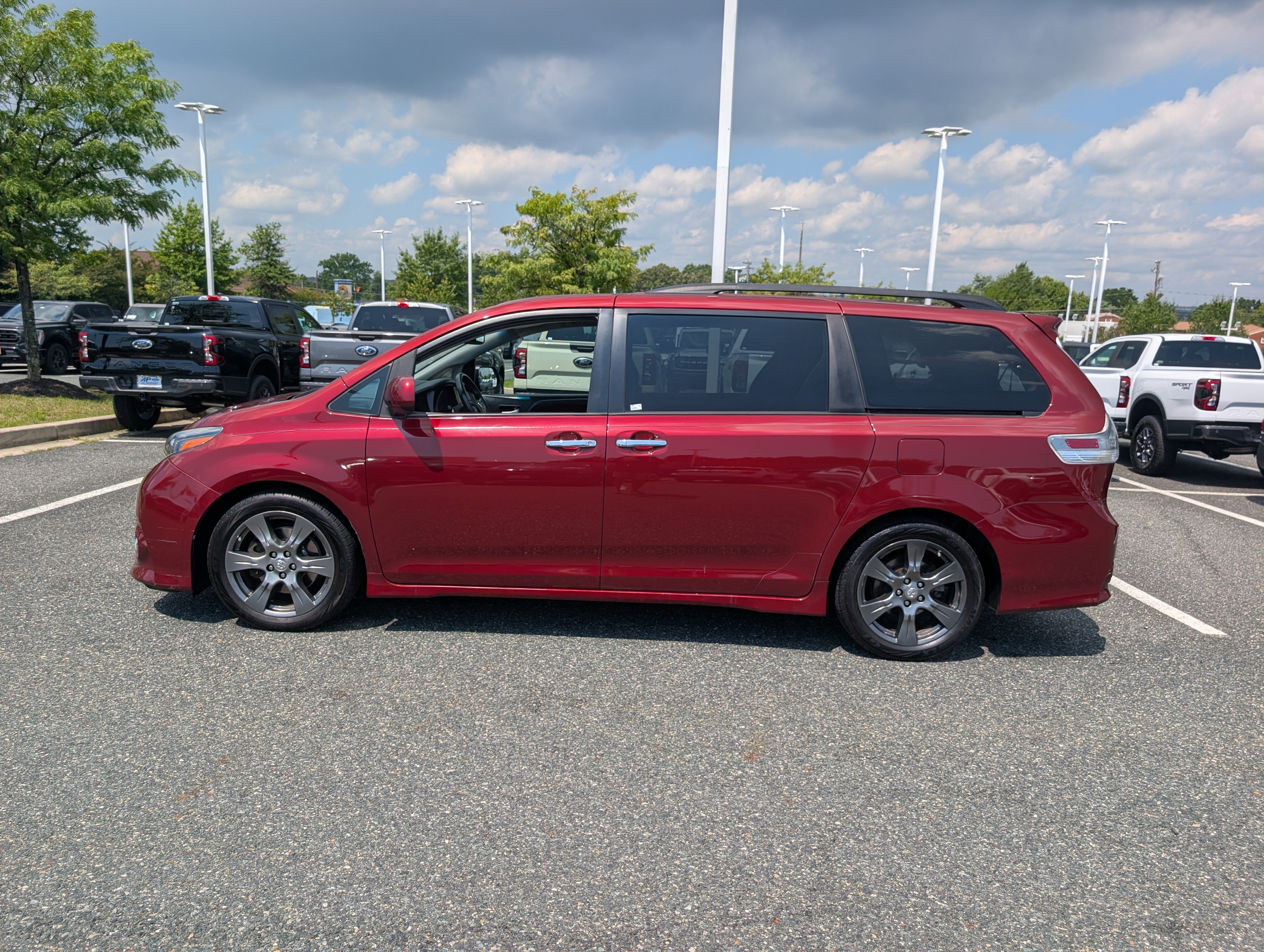 Used 2017 Toyota Sienna SE Premium FWD image 6