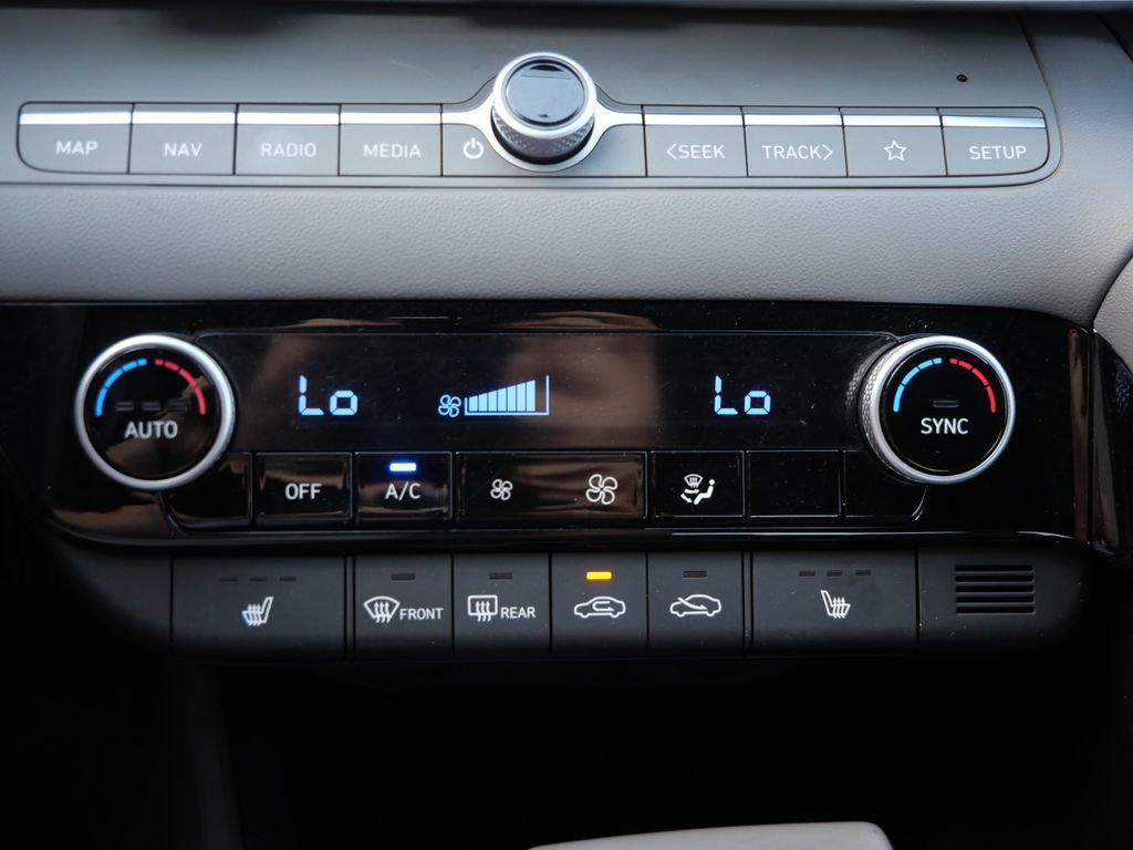 Used 2025 Hyundai Elantra SEL FWD image 28
