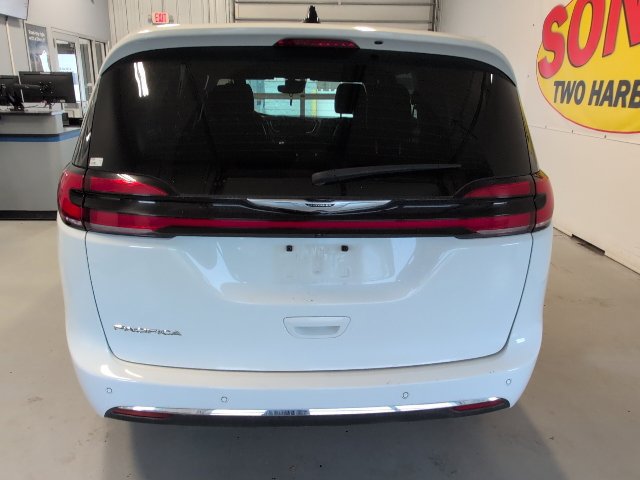 Used 2025 Chrysler Pacifica Select FWD image 4