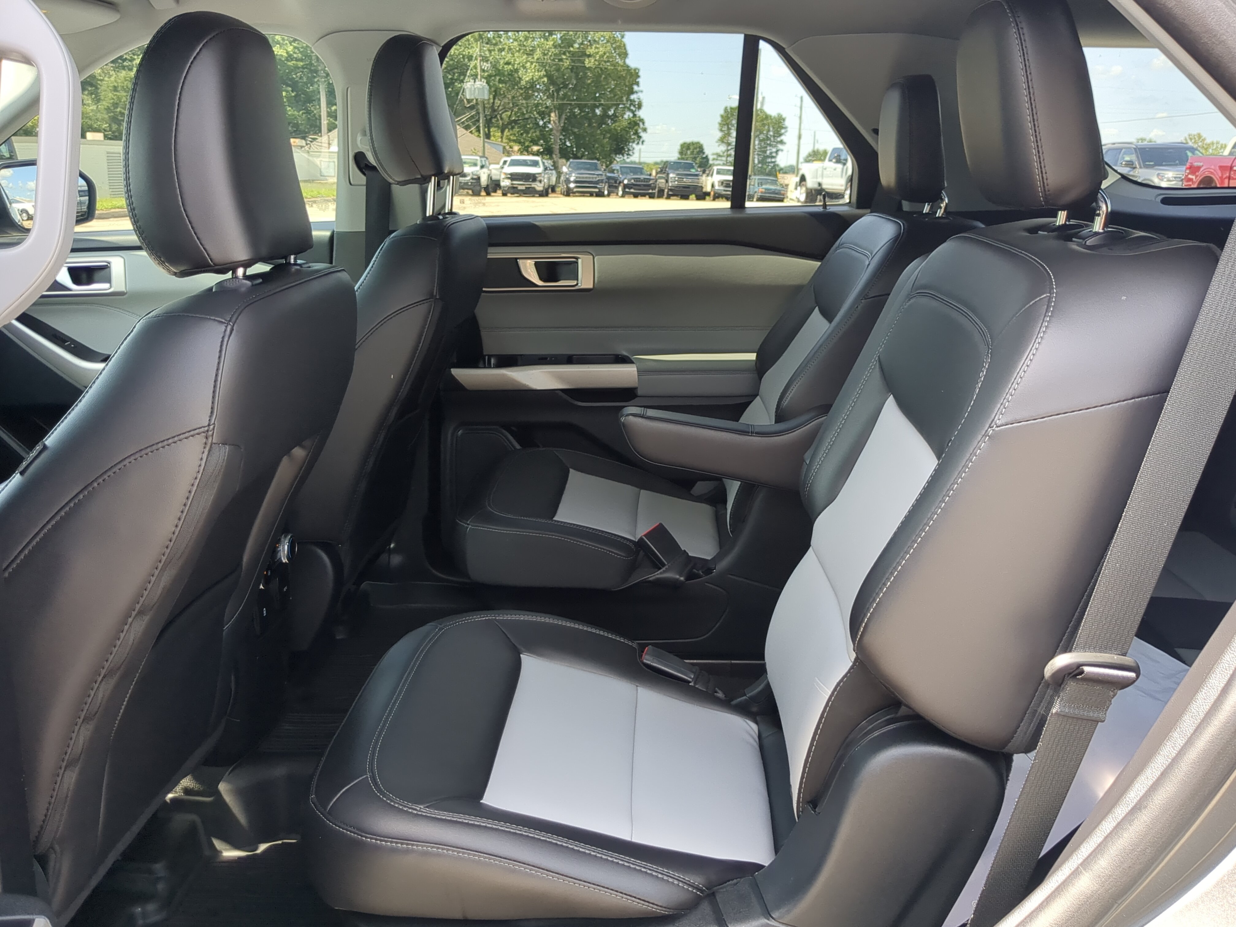 Certified 2022 Ford Explorer XLT w/ Equipment Group 202A RWD image 12