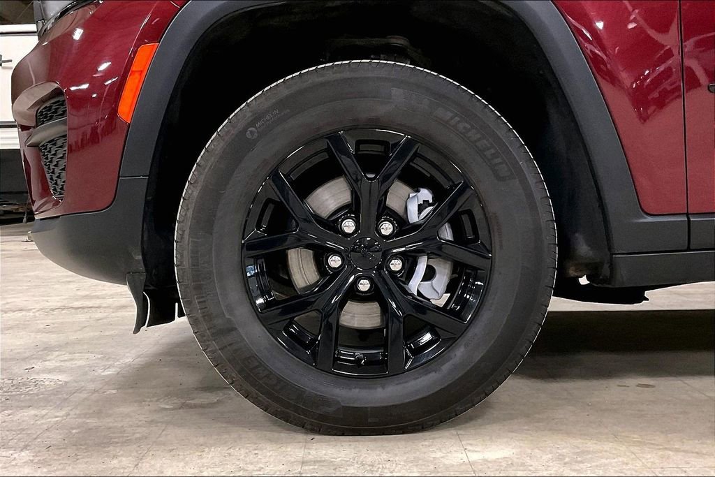 Used 2025 Jeep Grand Cherokee Altitude AWD/4WD image 9