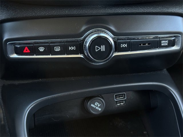 Used 2021 Volvo XC40 T4 Momentum image 19