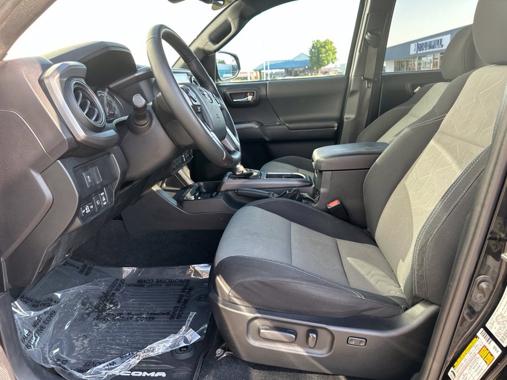 Used 2020 Toyota Tacoma TRD Sport w/ Technology Package AWD/4WD image 14
