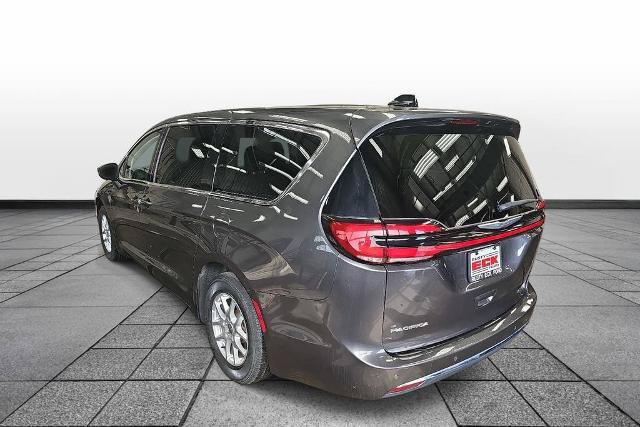 Used 2023 Chrysler Pacifica Touring-L FWD image 7