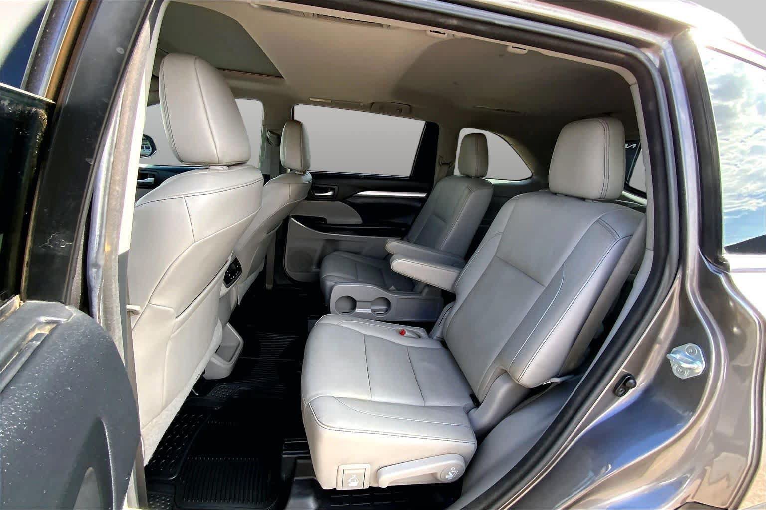 Used 2017 Toyota Highlander XLE AWD/4WD image 21