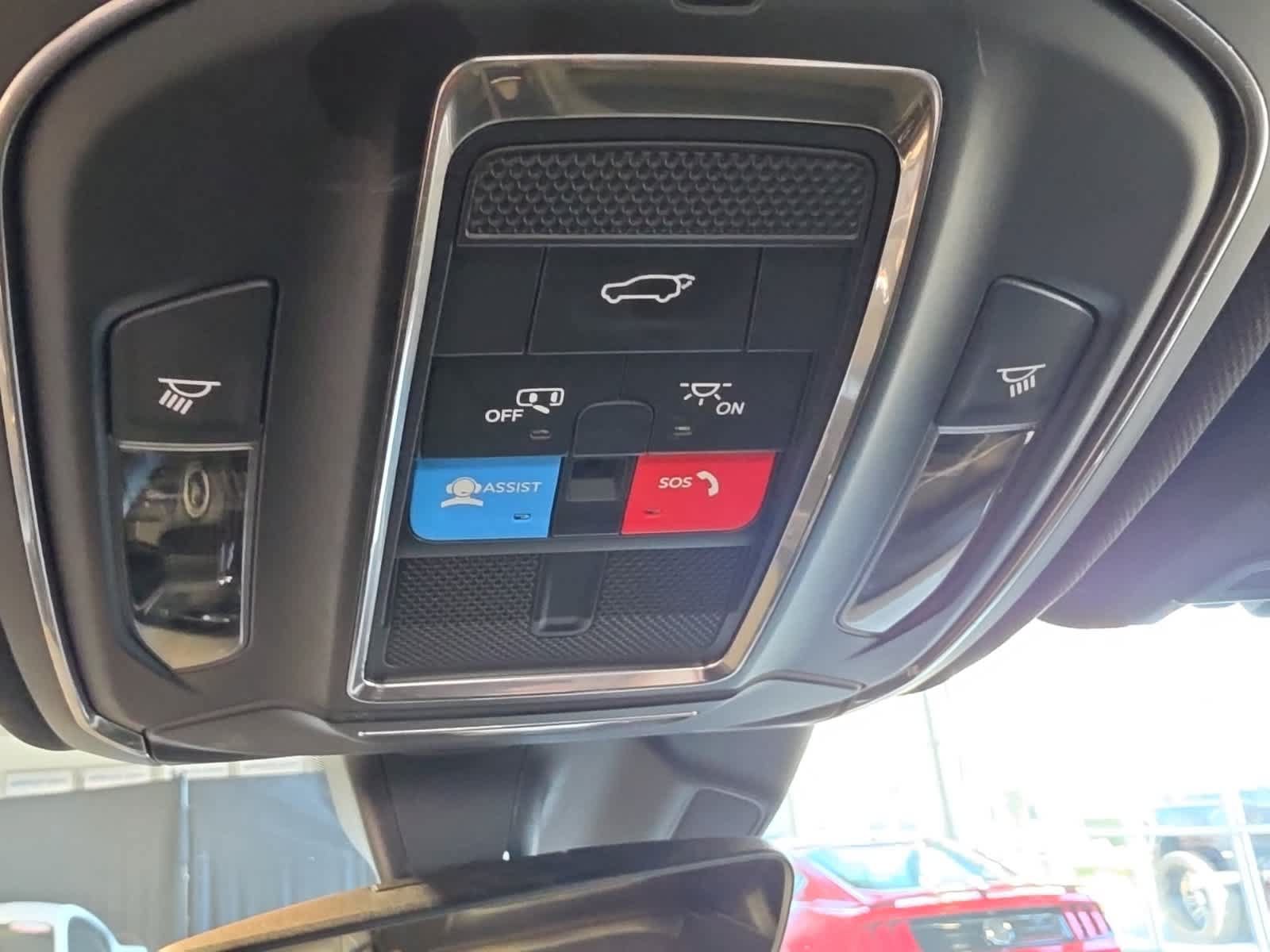 Used 2025 Jeep Grand Cherokee Altitude AWD/4WD image 25