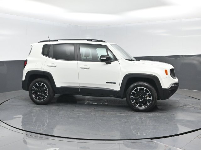 Used 2023 Jeep Renegade Latitude AWD/4WD image 2
