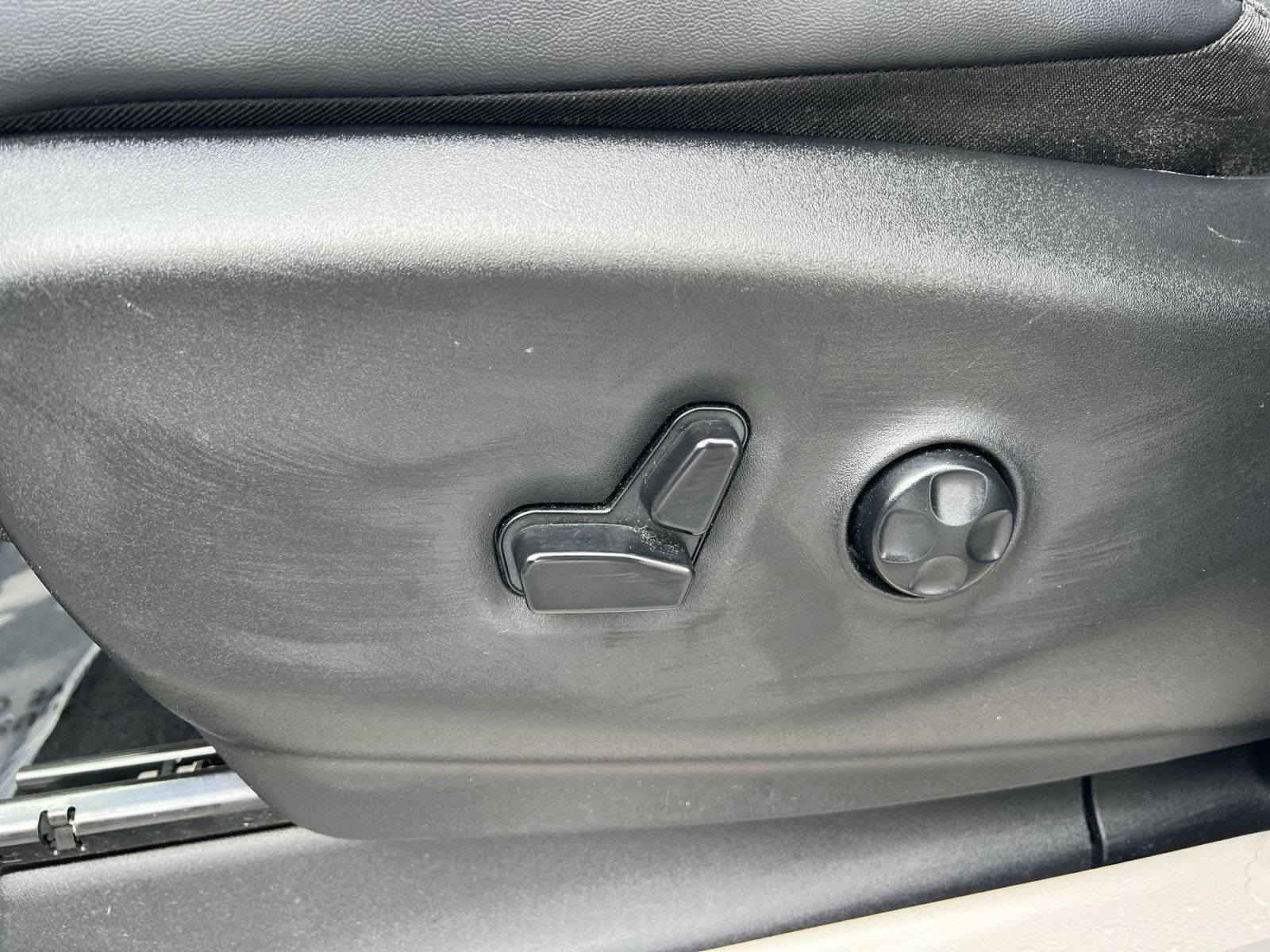 Used 2024 Chrysler Pacifica Limited FWD image 14