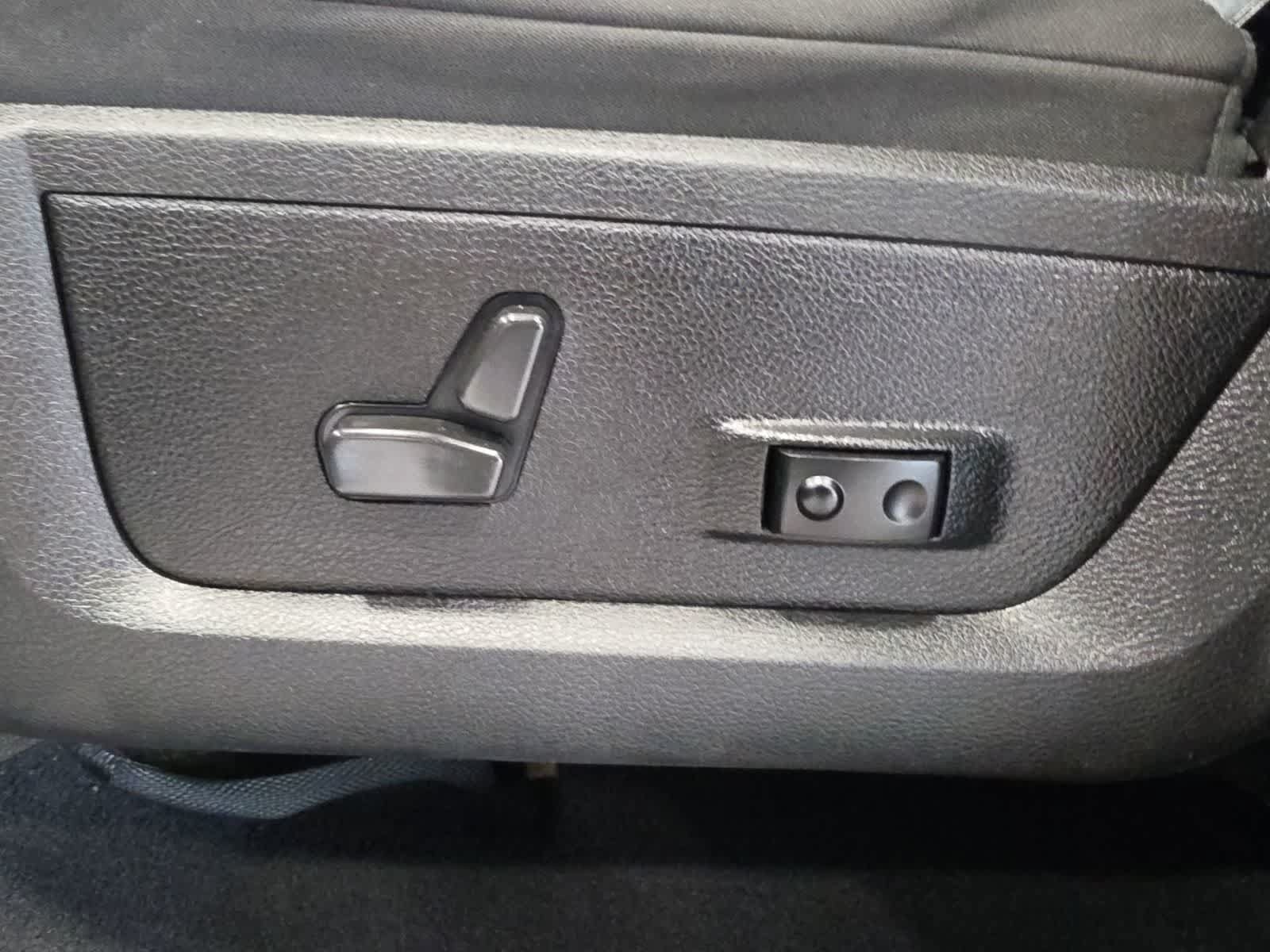 Used 2022 RAM 1500 Classic SLT AWD/4WD image 15