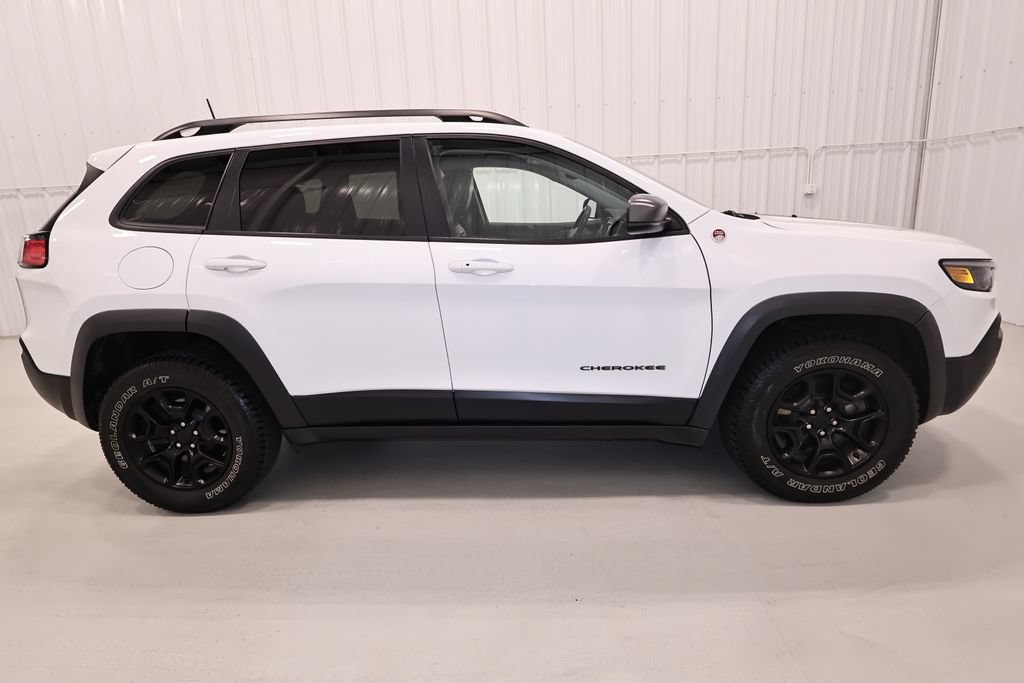 Used 2019 Jeep Cherokee Trailhawk w/ Cold Weather Group AWD/4WD image 2
