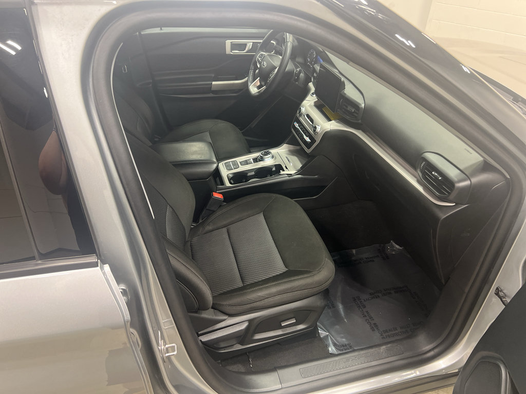 Certified 2024 Ford Explorer XLT RWD image 23